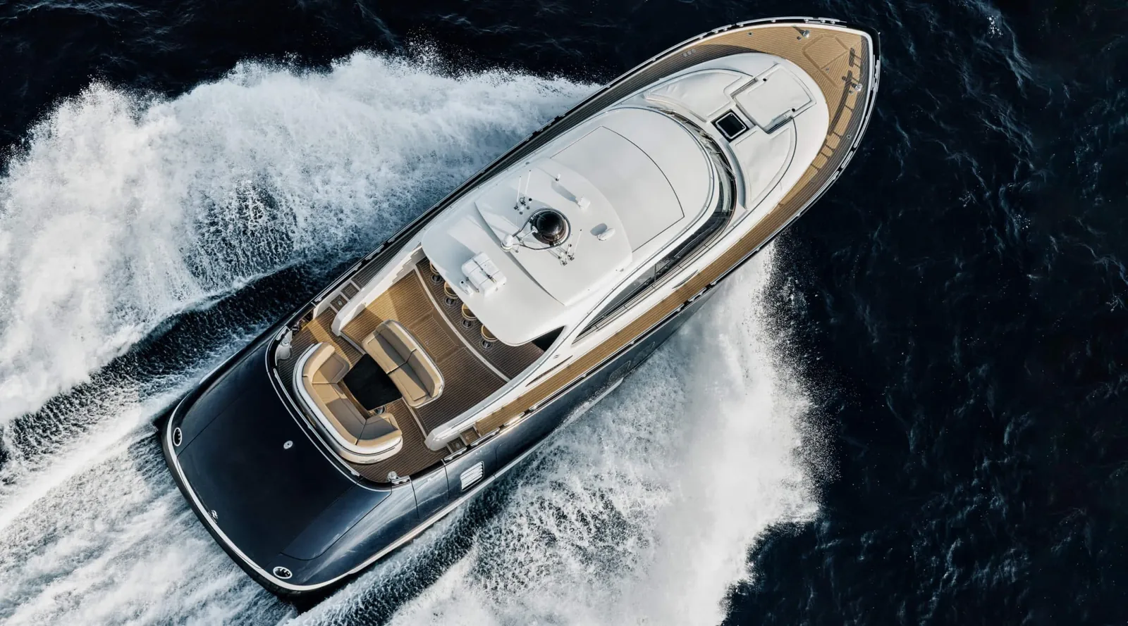 Zeelander 7 seen from above, cruising at speed